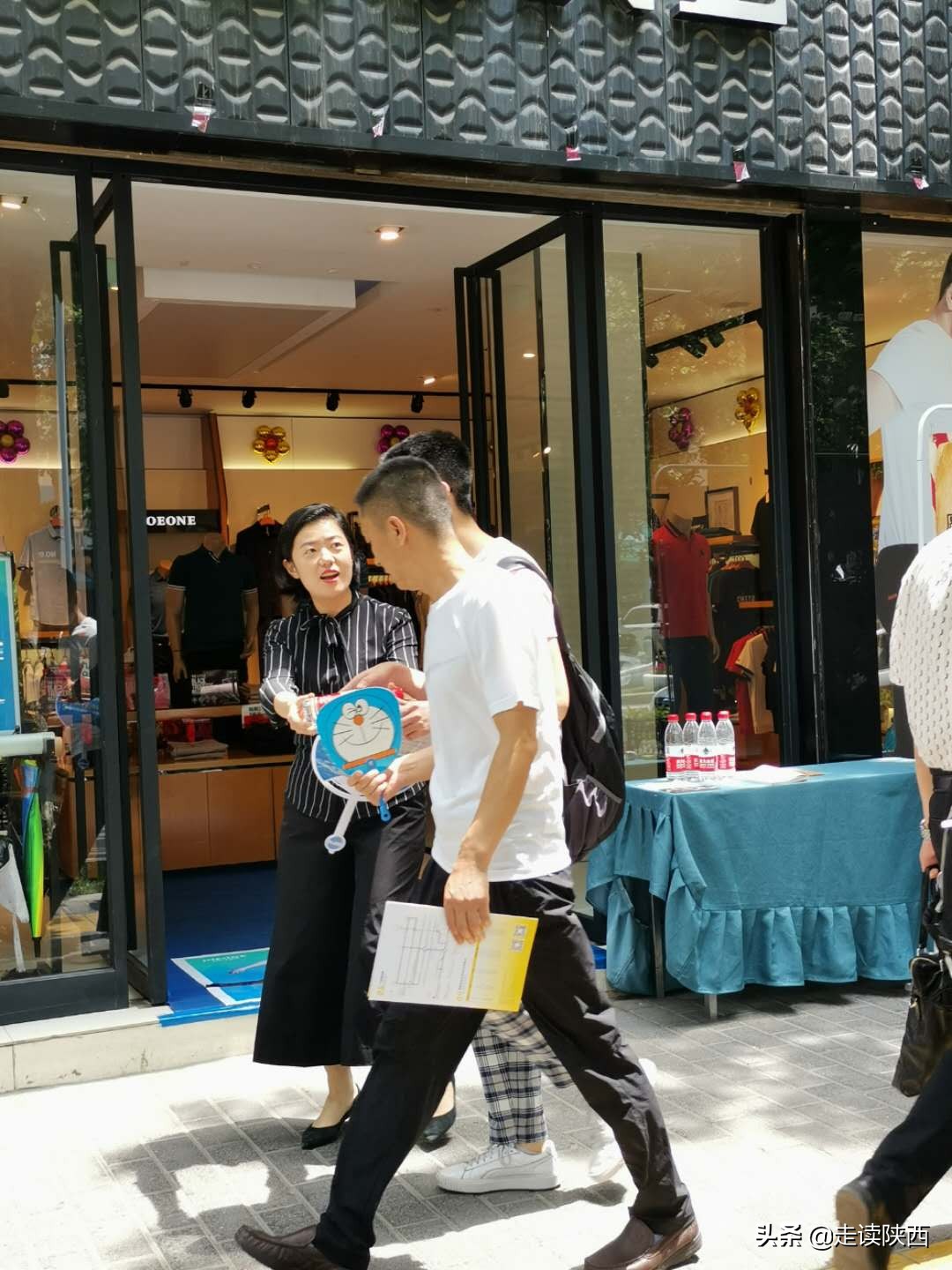 西安服装店美女店长给高考生送爱心水,微笑面对质疑直言问心无愧