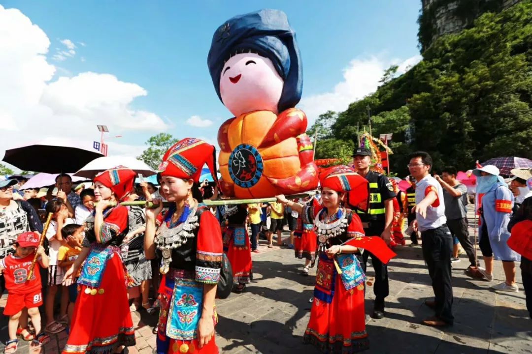 快看史上规模最大游客最多的渡河公