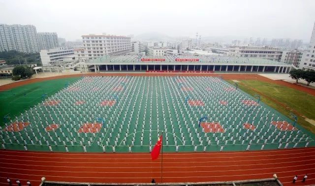 潮阳实验是广东省教学实力排名前十的中学,先后获得清华北大等多所