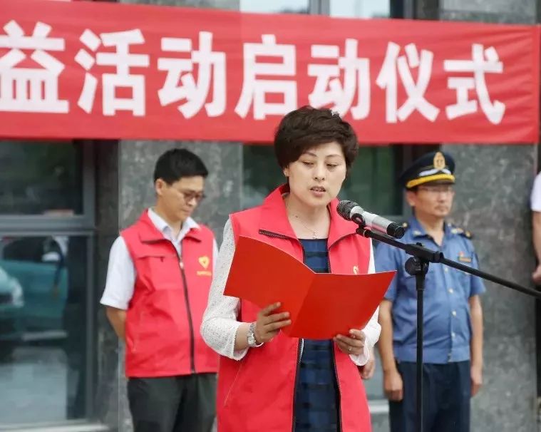 县人民政府副县长张永凤致辞发起倡议志愿者宣读倡议书部署爱心送考