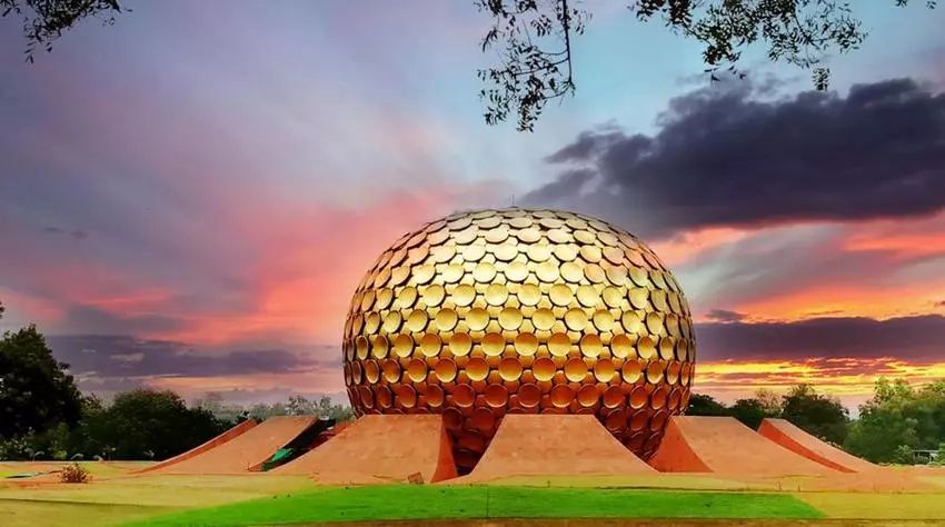印度的黄金球(matrimandir)被形容为"城市的灵魂",在梵文中黄金球的