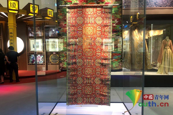 唐代花鸟纹锦(复制品).中国青年网记者 张诗莹 摄