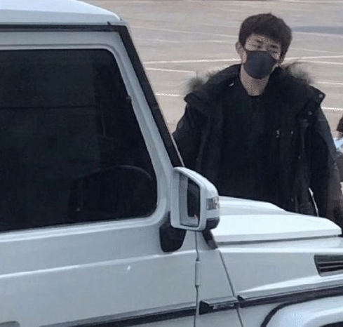 原创18岁的易烊千玺开三百万奔驰g63去机场网友我想坐在里面哭