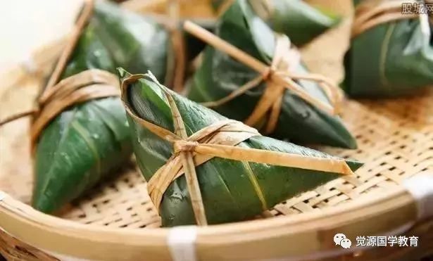 也有一些经验不足的同学,包粽子时屡屡出现"纰漏",好不容易包好了粽叶