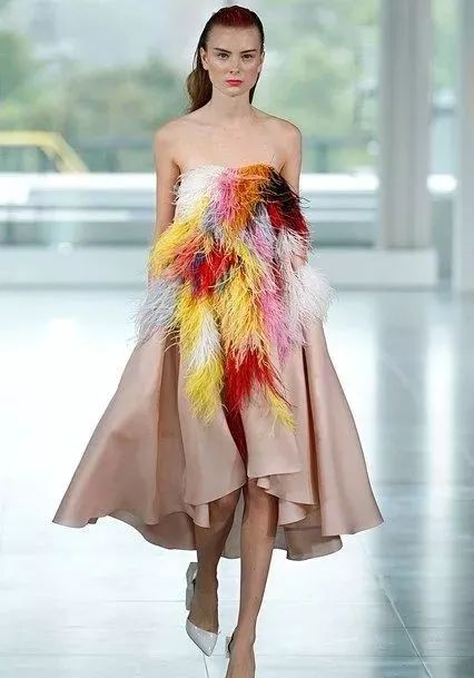 服装设计——2020春夏女装面料&材质趋势应用:羽毛_装饰