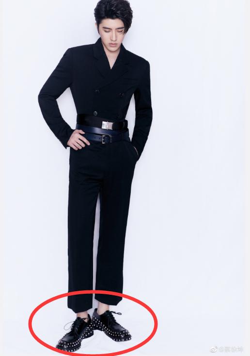 镶满了钻石一样,蔡徐坤此次鞋子的价格更是非常昂贵,看完了这样价格的