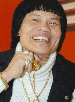 经典丑男八两金被妻子败光钱财,欲跳楼被儿子救下,儿子长大超帅