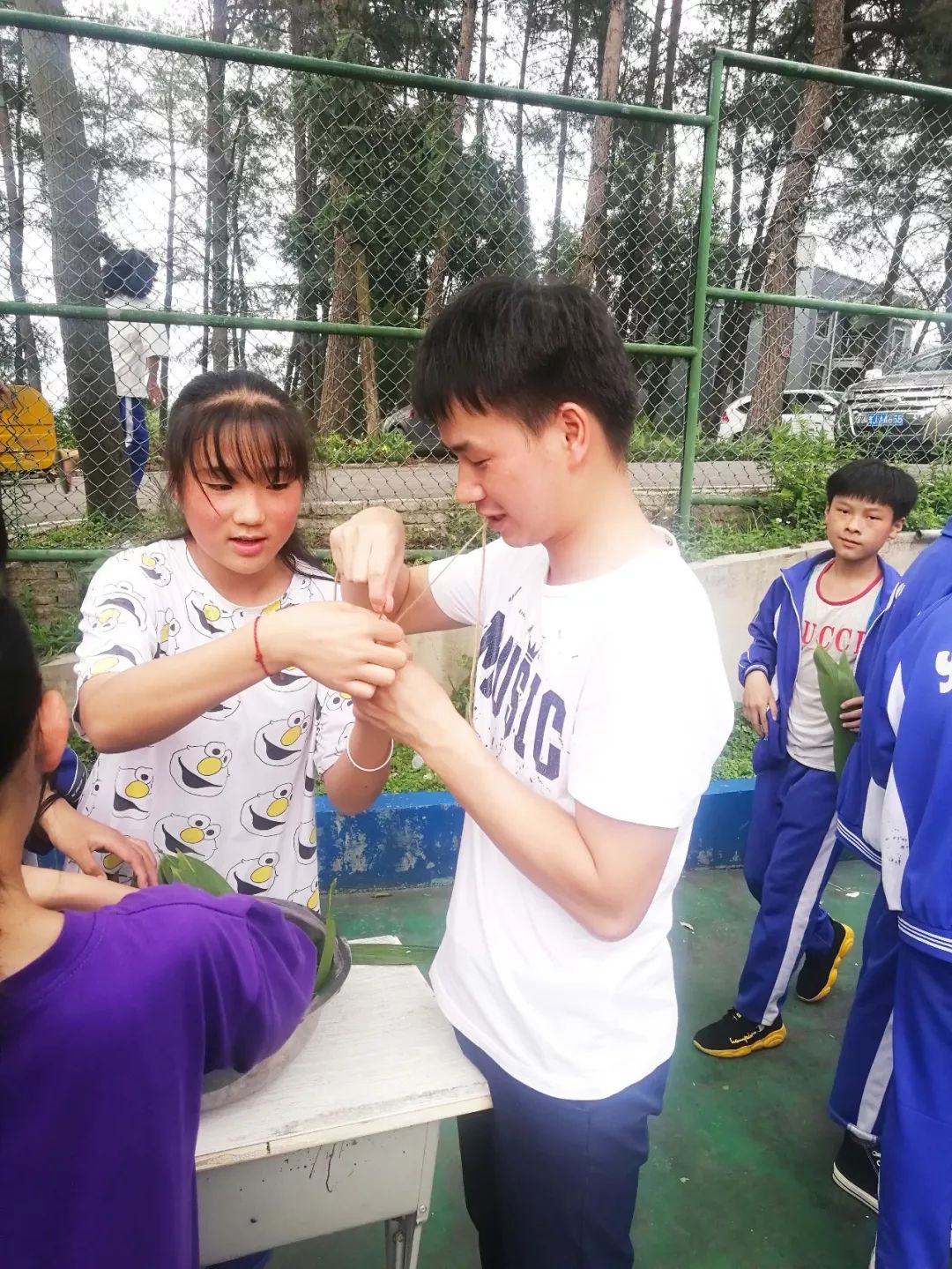 雅水中学600余名师生集体过端午传递浓情粽香