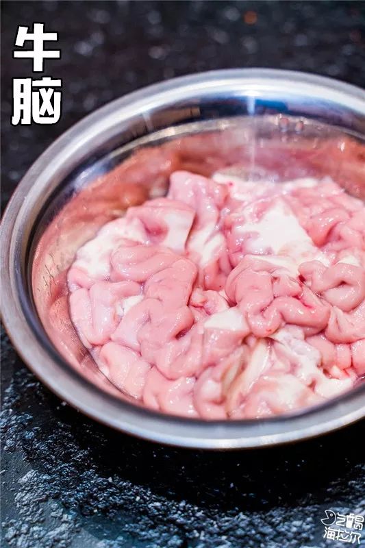 吃过猪脑,而涮牛脑还是非常少见的,牛脑非常的新鲜,闻起来也没有什么
