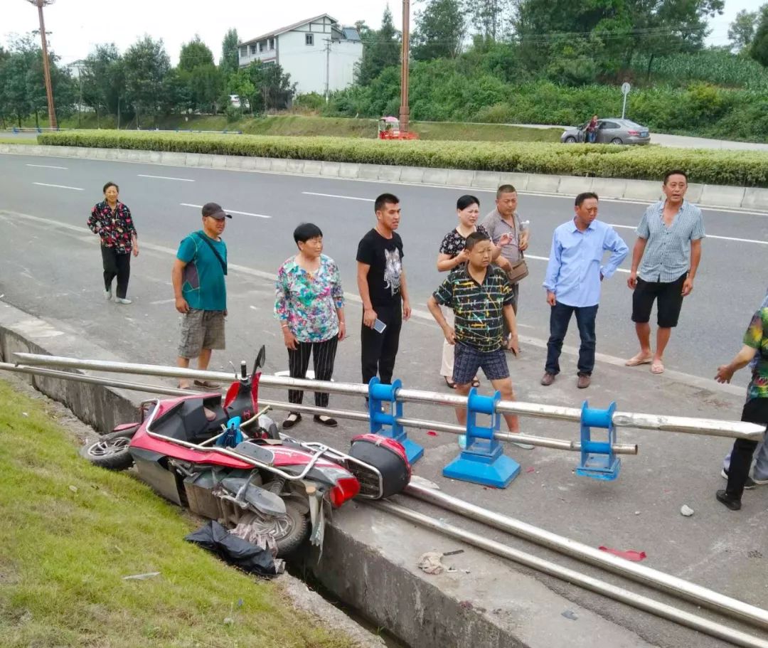 危险哦!江油到大堰上高速段 小轿车与摩托车相撞仰面朝天