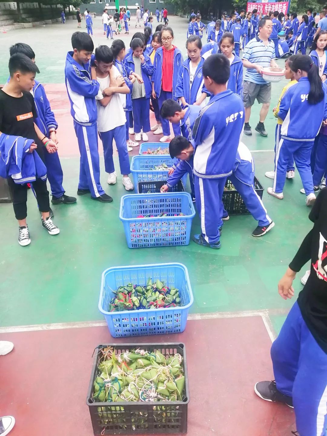 雅水中学600余名师生集体过端午传递浓情粽香