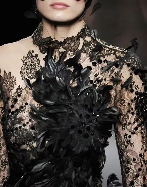 服装设计2020春夏女装面料材质趋势应用羽毛