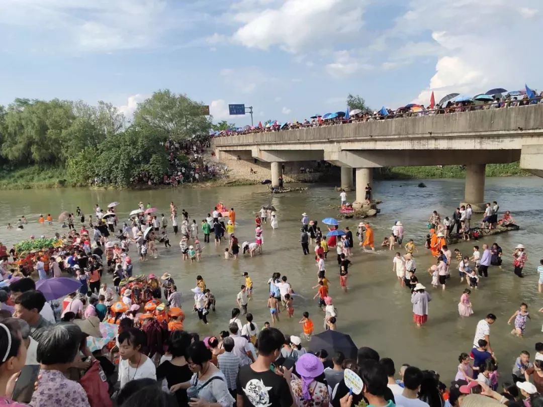 快看史上规模最大游客最多的渡河公