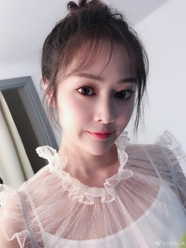 11年过去了,长成网红脸还撞脸张檬,被质疑整容_周娇