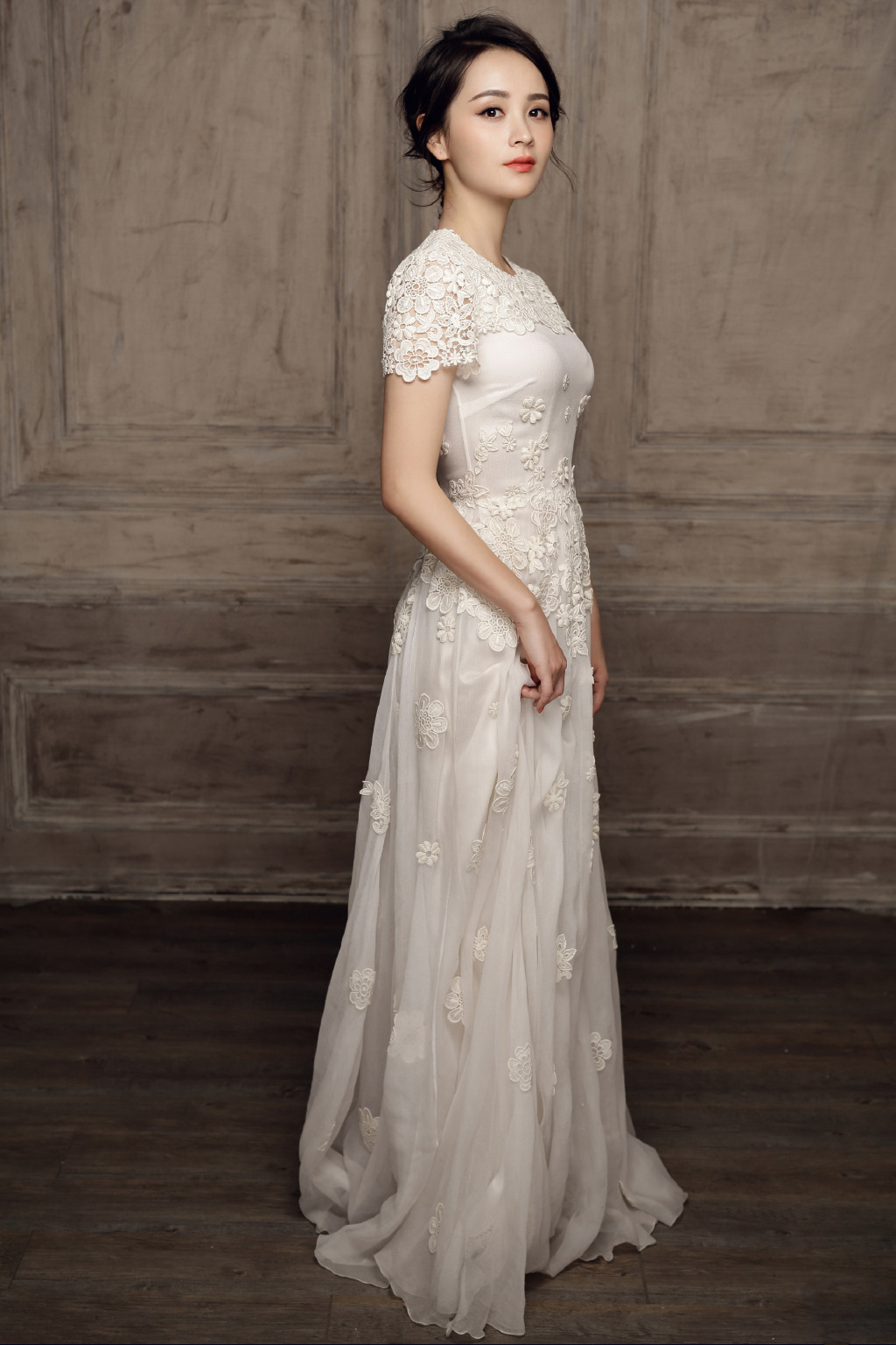 邓莎长裙温婉知性,成熟妩媚,时尚大气!