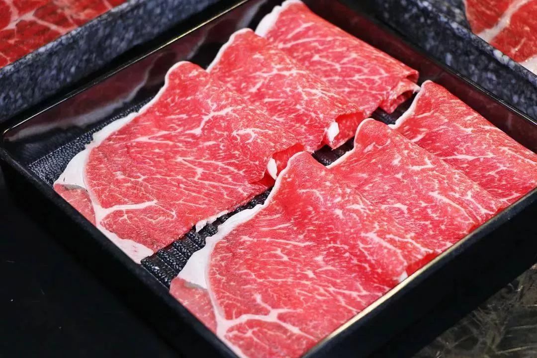 软弹的m5和牛胸切肉及瘦肉多且嫩的m5和牛大米龙在铁板上稍微烤一下