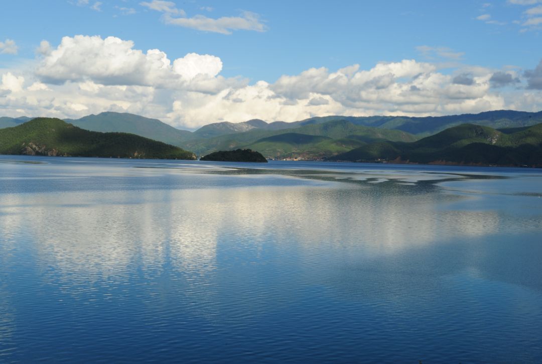 大美山河静静的泸沽湖