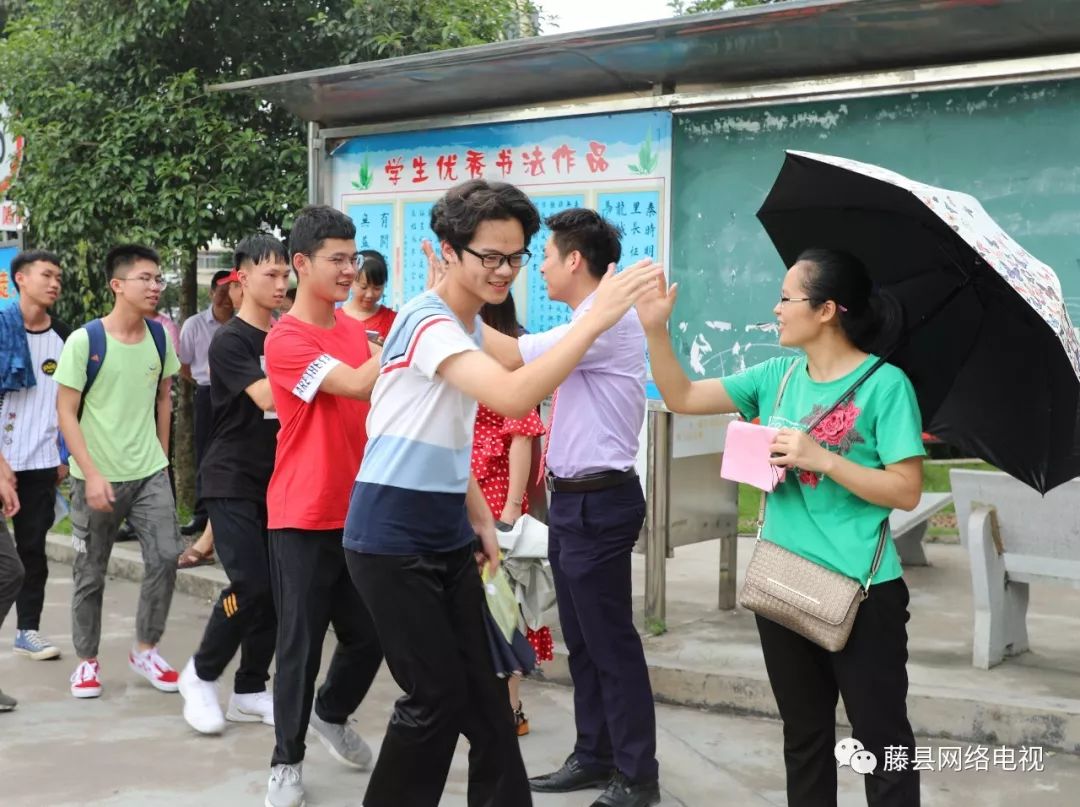 師生之間……高考學子走進考場前在藤縣中學,藤縣第一中學,藤州中學三