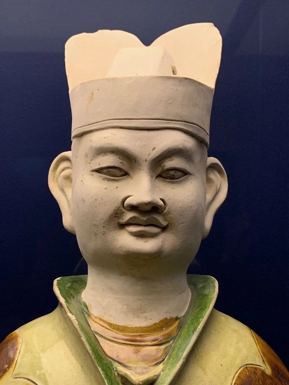 唐三彩虽然叫三彩,但并不止三个颜色,三彩釉讲究洒,点,淋.