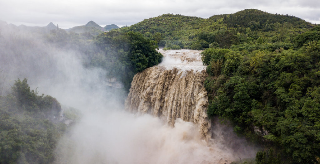 贵州黄果树瀑布迎来汛期最大洪峰景区部分关闭