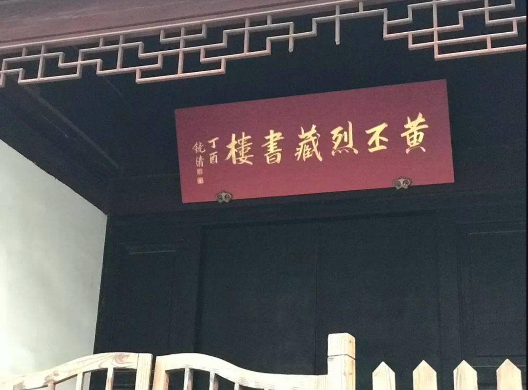 顾颉刚的故居虽然不在悬桥巷内,但跨过小石桥的一河之隔便能看到.