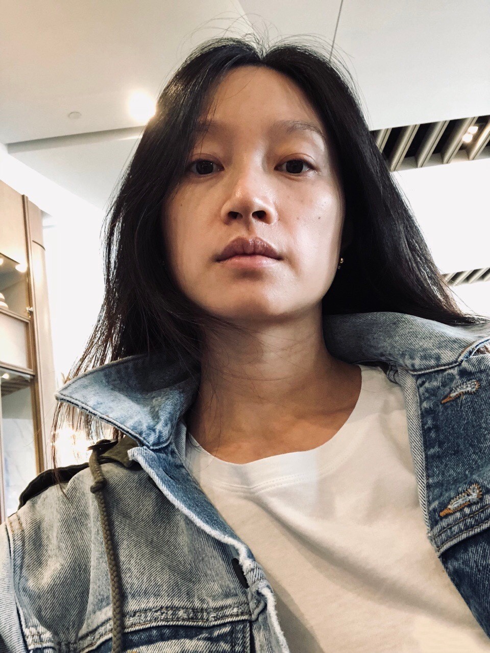 生产一周李艾孩子出黄疸月子中的她肤色却比孩子还要黄