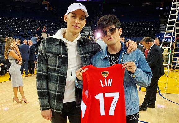 他在今年年初的时候还特地来和库里合影,不过她和周杰伦坐的位置是