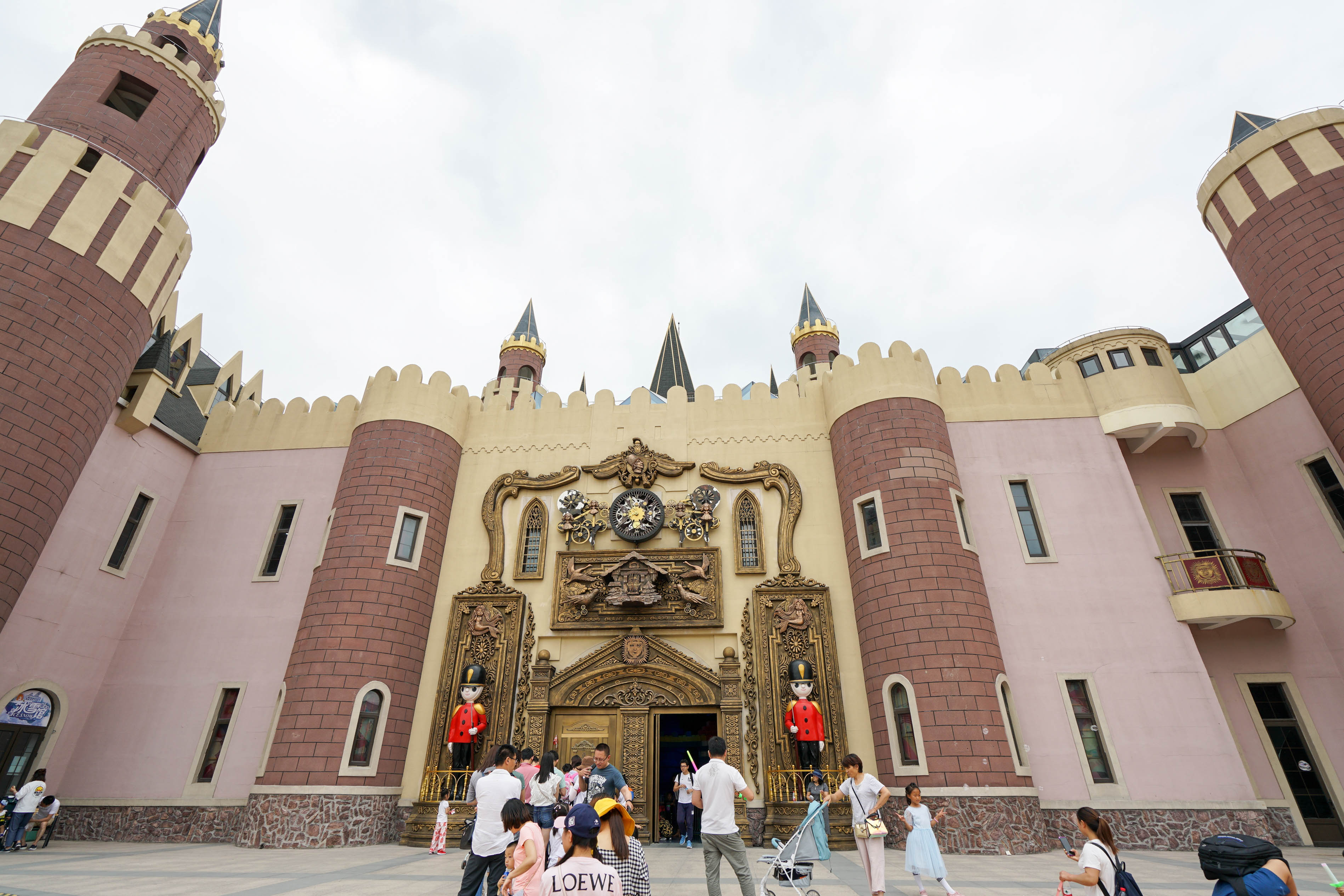 仲夏童话之梦"的开幕式,是在安徒生童话乐园里办的首届萤火虫文化科普