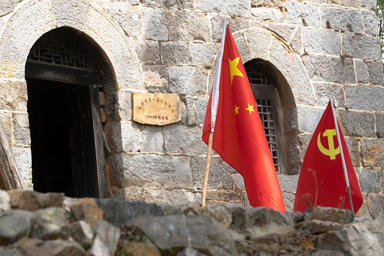 这个小山村真牛,石头墙上挂了恁多牌子,这里真能创作出好作品吗?