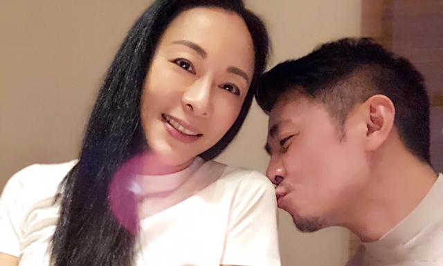 原创保剑锋一家三口游日本迪士尼儿子长得像爸爸老婆颜值上升了