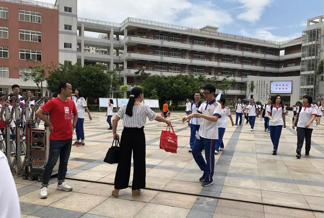 廈門外國語學校海滄實驗中學海滄實驗中學第一場語文考試結束了但對