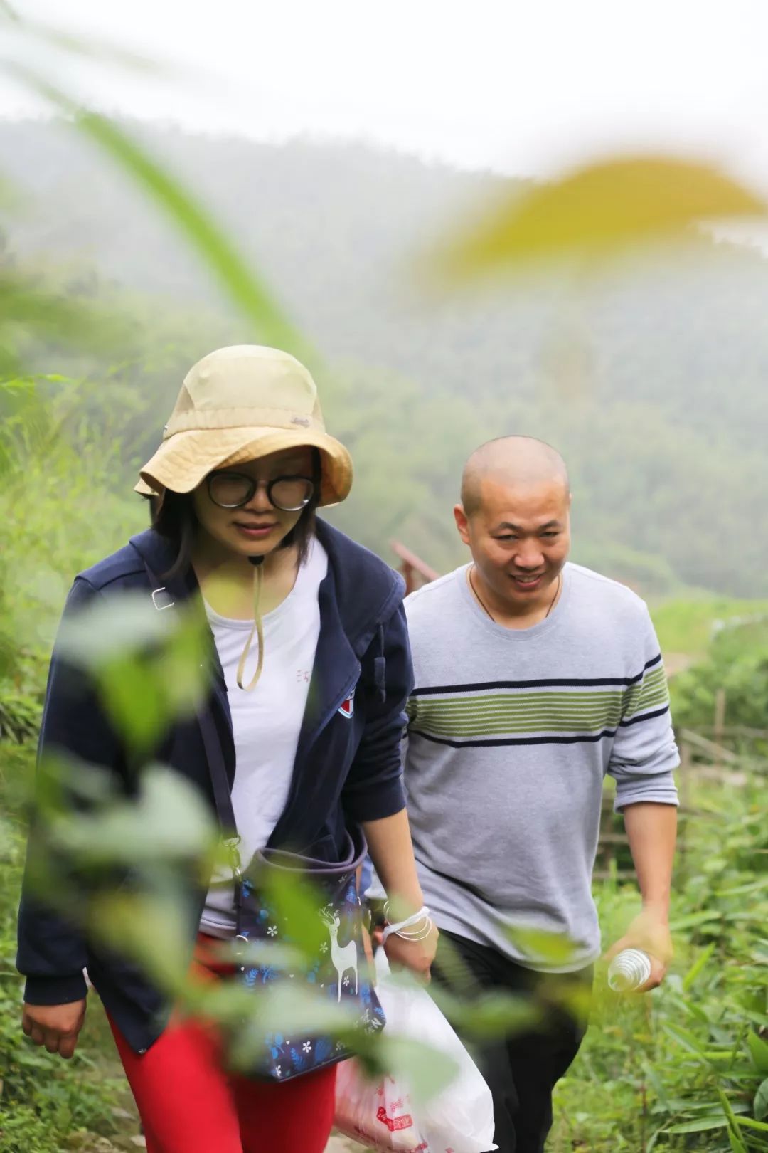 谭丽芬已亥午月与湘贛众诗家登紫盖峰有感佳客寻幽紫盖来摩崖几处渐