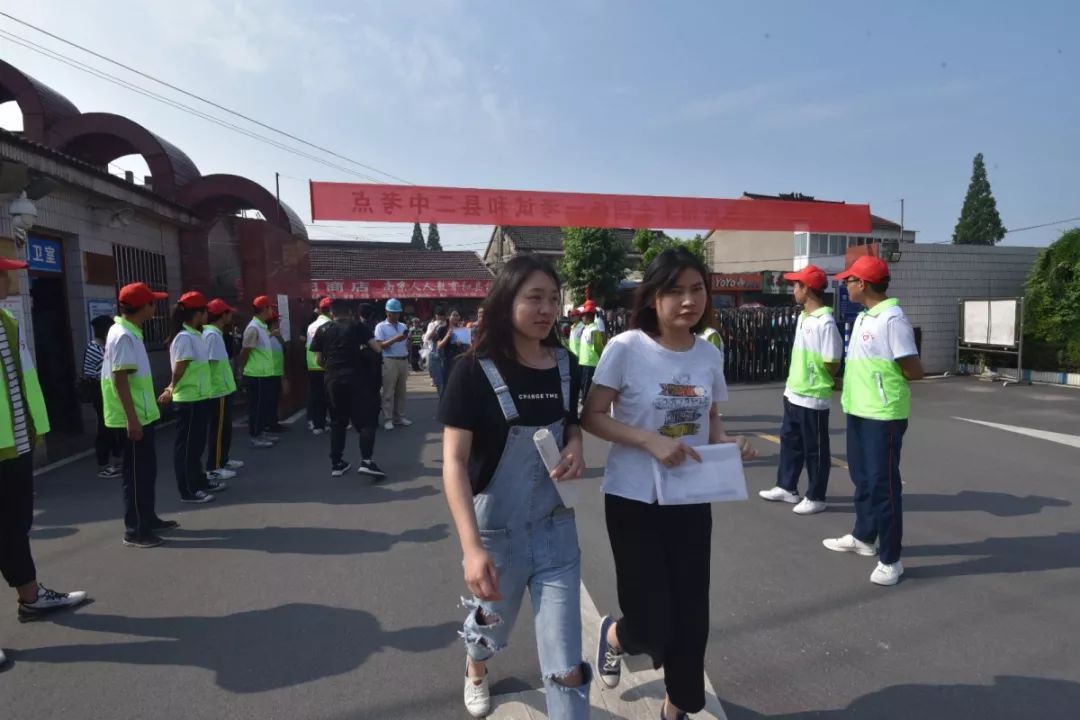陆陆续续进考场8时15分考生篇已有考生和家长在考场外等候和县一中