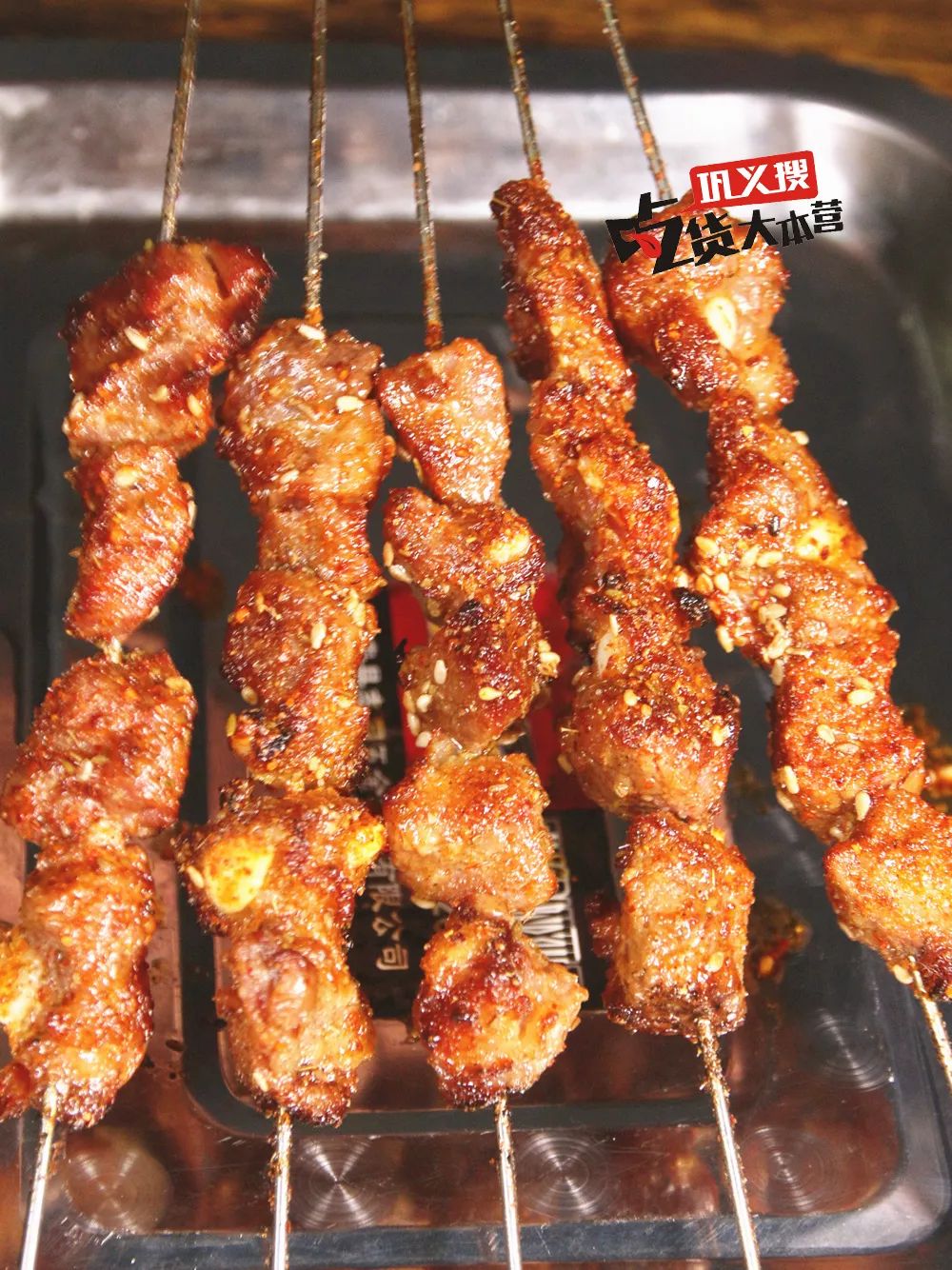 肥瘦相间的五花肉,是小妖的本命;烤青虾,麻辣排骨串,也有各自风味~烤