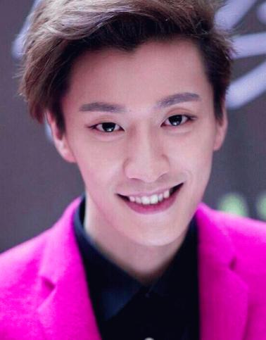 乔任梁妈妈生日在墓碑前度过粉丝送粉色鲜花墙上照片催人泪下