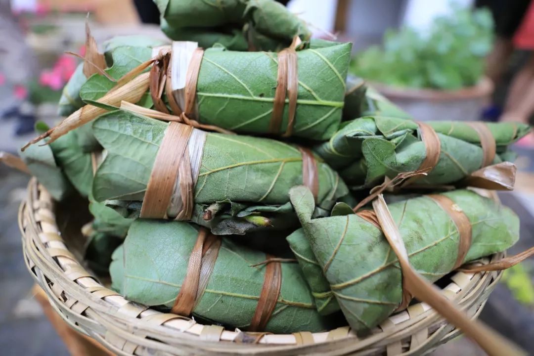 端午节包槲包,吃粽子,系花绳,戴香包,点雄黄是豫西地区千年风俗,槲包