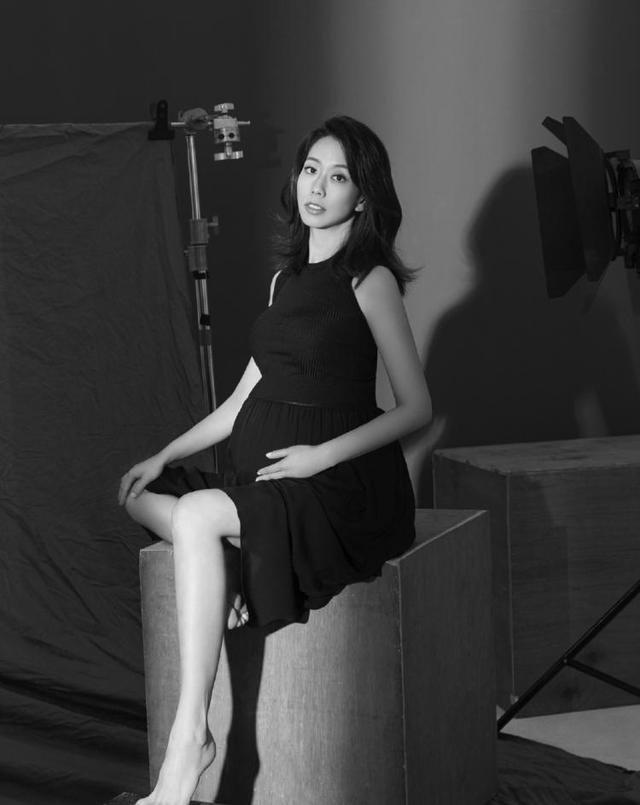 而在生产的前一天,吴辰君还和老公,女儿在户外打篮球,爬山