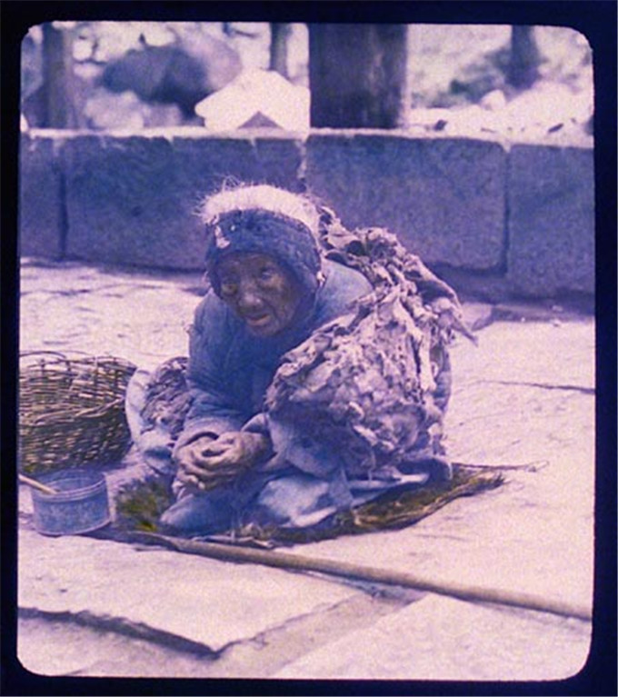 清末民初的穷人有多穷,乞丐婆子披着烂棉絮,秸秆扎的贫民屋