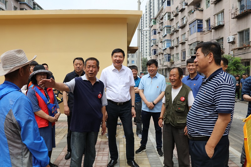 王忠昆视察老旧小区自行车棚为民服务功能再造工程情况