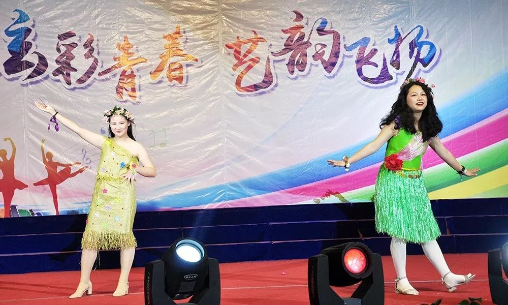 集团两校炫彩青春艺韵飞扬文通中学隆重举行第十八届文通之春艺术节