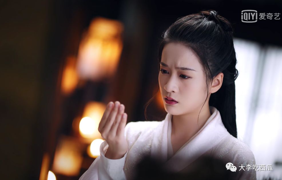 容乐不是傻白甜的公主类型,她第一集失忆,醒来不