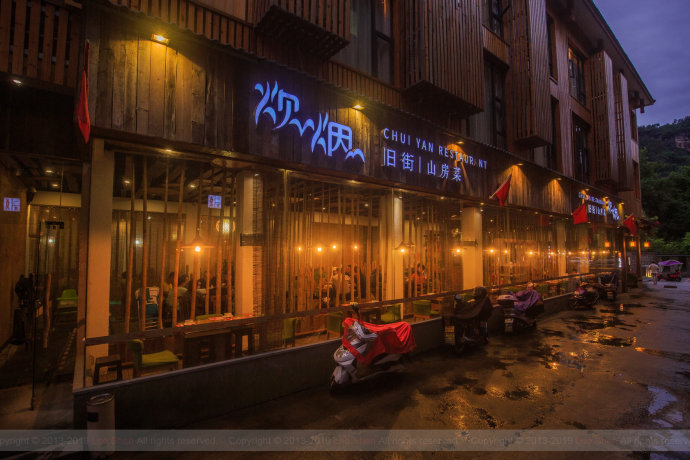 小的惊喜外,没想到它的附属餐厅炊烟饭店就是当地点评排名第一的饭店!