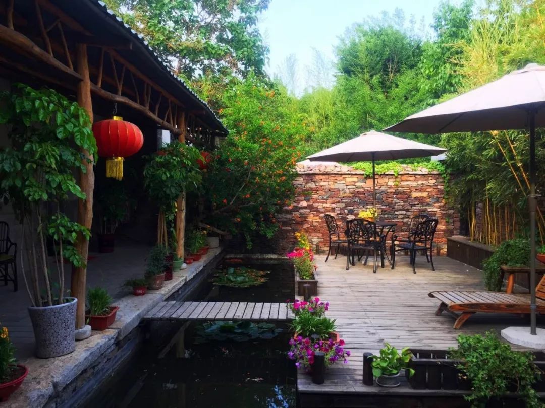 竹泉村的精品民宿酒店,每个院子都是石头房,茅草顶,内部是浓郁沂蒙