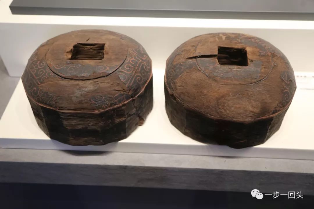 透雕龙蛇纹玉佩,玉戈(战国)玛瑙觿,环,水晶环(战国)跽姿玉俑(战国)