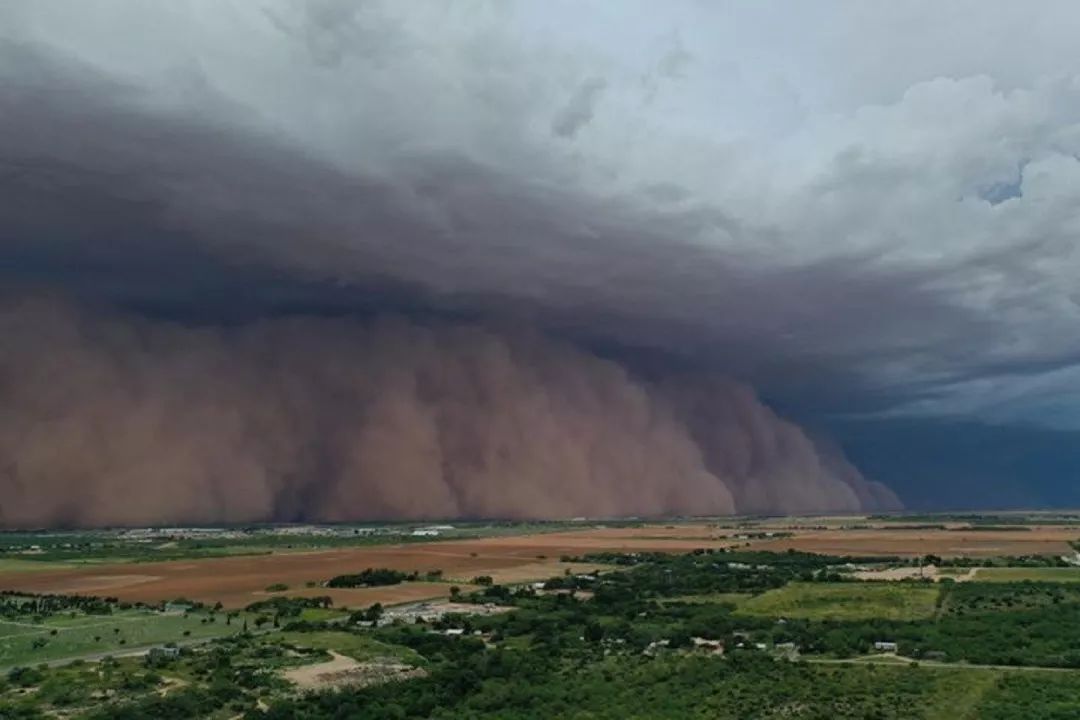 漫天黄沙奇异景观沙尘暴袭击德州西北能见度降到零
