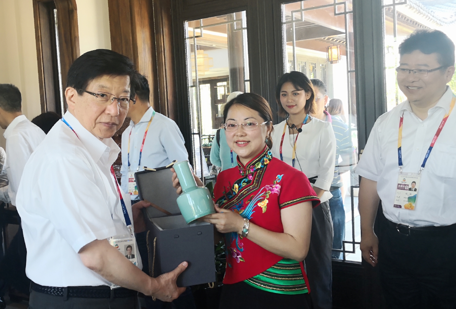 雷慧仙携龙泉青瓷精品惊艳北京世园会