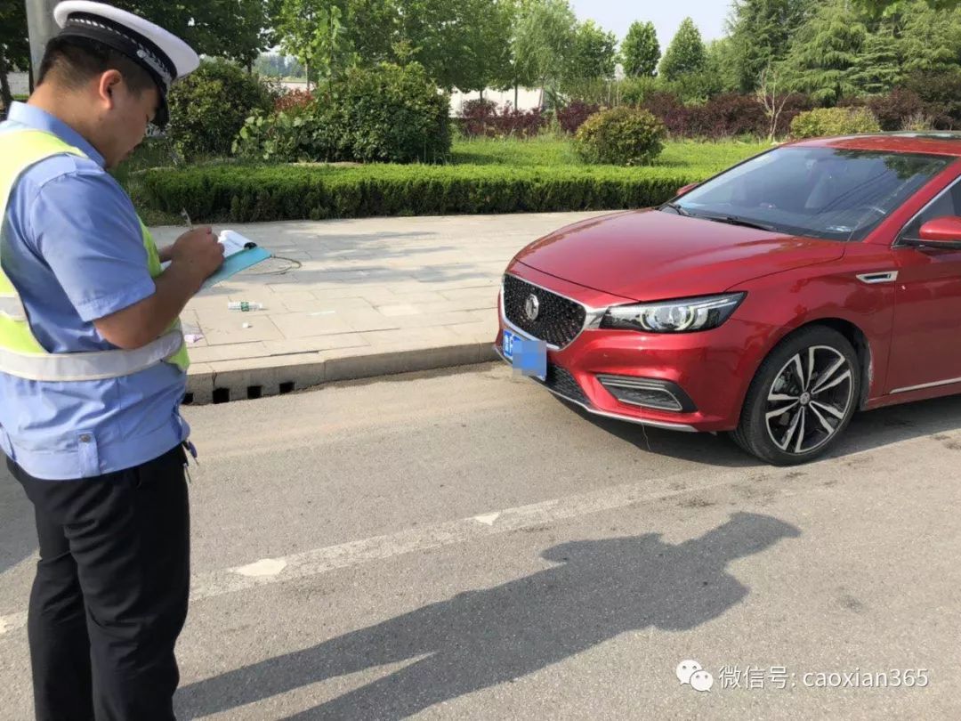 高考首日,菏泽某考点外,一排汽车全被交警贴条,结果