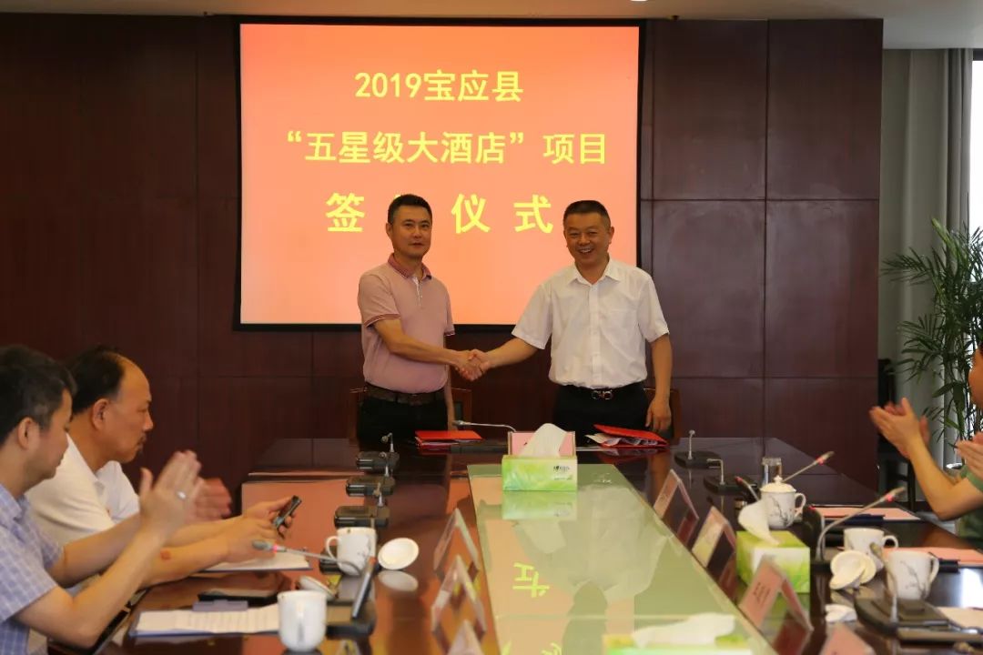 县领导顾长荣,沈伯宏,金陵和万佳国际酒店集团董事长黄朝阳等参加签约