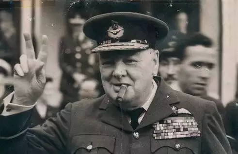 而令人匪夷所思的是,丘吉尔的这个"鱼雷行动"历时3个月,有大约1000多