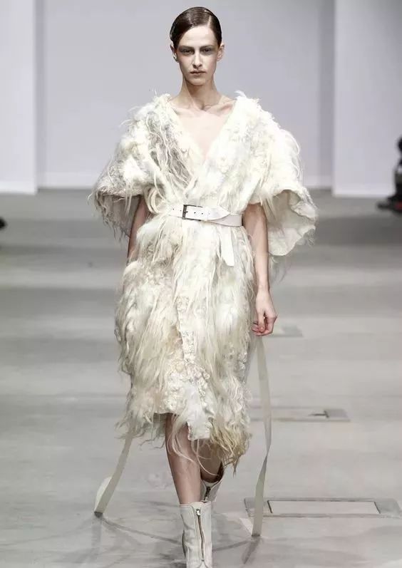 服装设计——2020春夏女装面料&材质趋势应用:羽毛_装饰